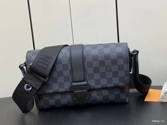 LOUIS S-Cape VUITTON Messenger 0822